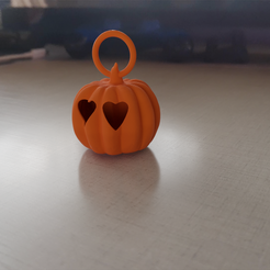 1.png Archivo STL Llavero de Calabaza con Ojos de Corazon para Halloween・Diseño de impresora 3D para descargar