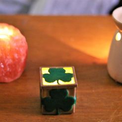 Shomrock dark pic.jpg Fichier STL Boîte à bougies électrique Shamrock・Design à télécharger et à imprimer en 3D