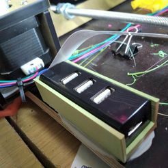 IMG_20170815_145316.jpg Fichier 3D gratuit Support pour concentrateur USB・Modèle à télécharger et à imprimer en 3D