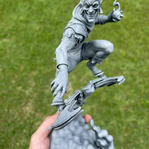 1.jpg Grüne Kobold-Statue