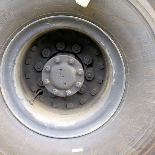 m977a4_143_of_221.jpg US M977 HEMTT Wheel set