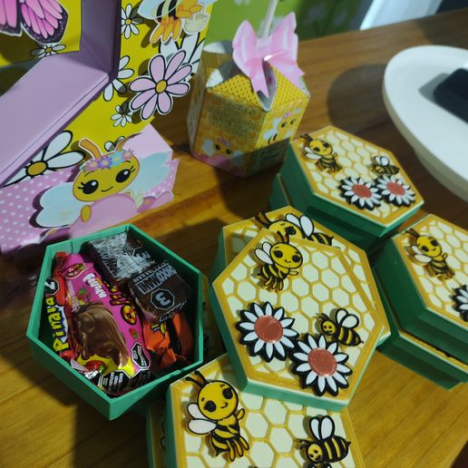 IMG_20250628_222654181.jpg 🎉 Cajitas Hexagonales de Abejitas 🐝 - Souvenir Cumpleaños Infantil (Multicolor por capas)