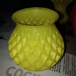 Doppelt gedrehte Vase