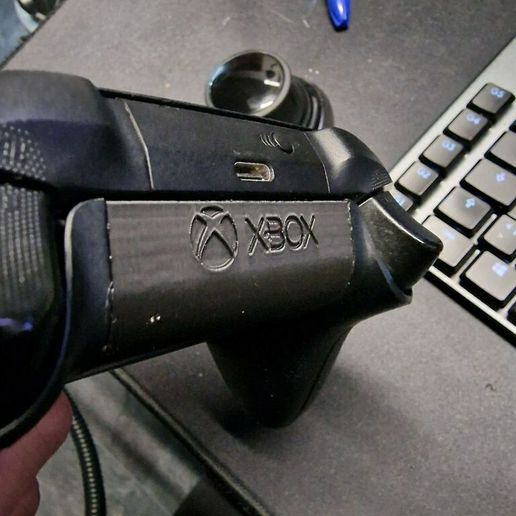 37dbbadd-2bf5-48b2-a79e-9e88098b34b0.jpg Battery Cover for the XBOX One Controller Model 1914 (straight back)