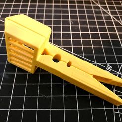 IMG_3828.jpg Free STL file Queen Clip with spring・Design to download and 3D print