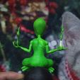 Alien fumando hierba