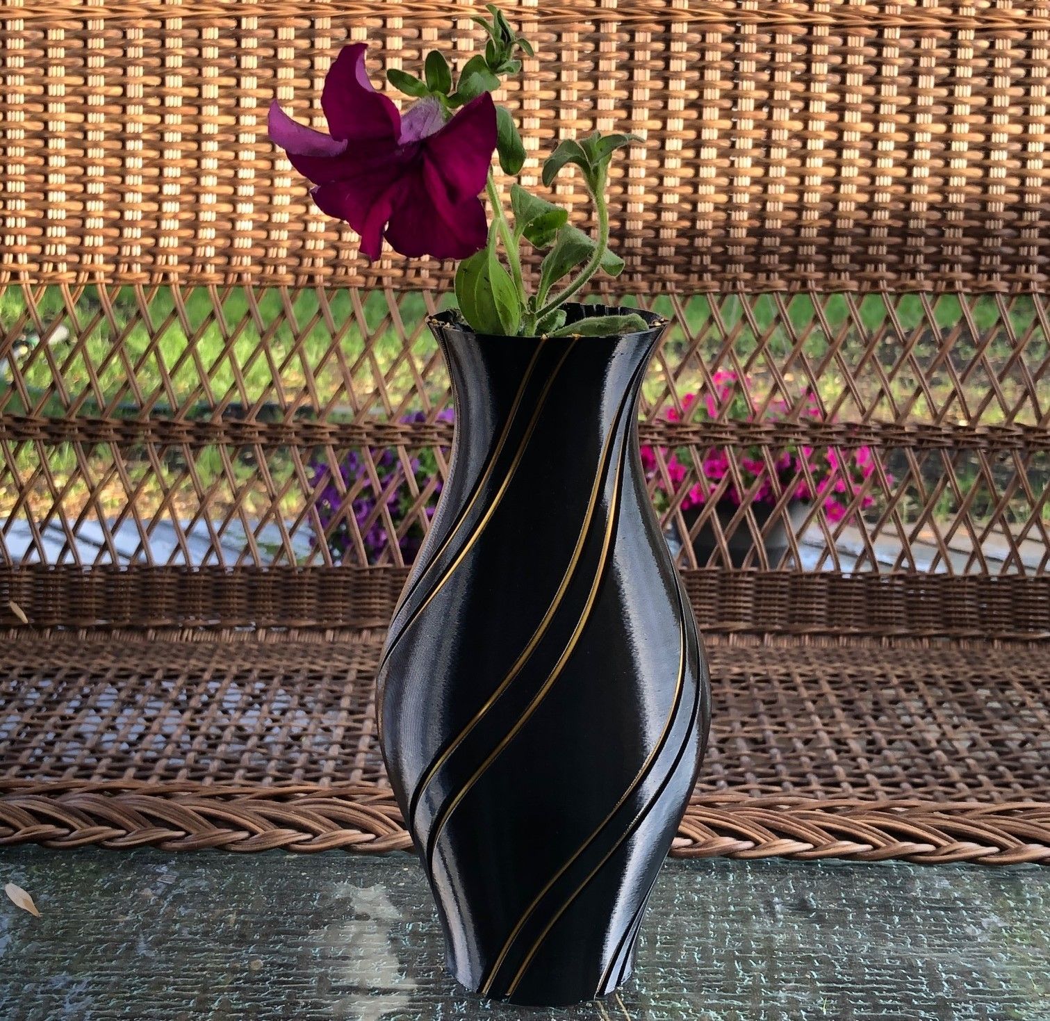 Black Vase.jpg Archivo STL Jarrón de filamentos・Plan imprimible en 3D para descargar, 3DWinnipeg