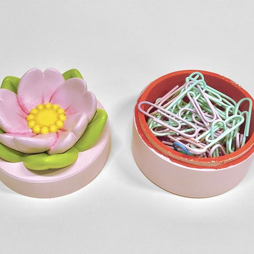 Cute Trinket Box with a Flower Lid 3D model