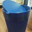 Cubo de basura con tapa abatible