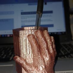 WhatsApp-Image-2022-03-20-at-03.52.49.jpeg STL file PEN OLDER WITH HAND friendly HAND of WEDNESDAY ADAMS- PORTA PENNE CON MANO (VOLUME VUOTO)・3D printer design to download