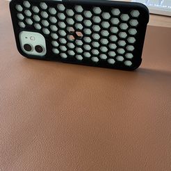 65AE8A8E-642D-4E8C-A264-5D6656F172C5.jpeg Бесплатный STL файл iphone 12/12 pro case hexagonal grid #2・3D-печать объекта для загрузки