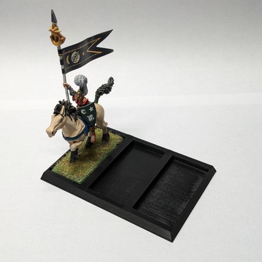 Base-printed-with-Mini.jpg 3x1 Extended Regiment Cavalry Base pour utiliser vos figurines de cavalerie en 25x50mm pour le nouveau format de base 30x60mm de l'Older World