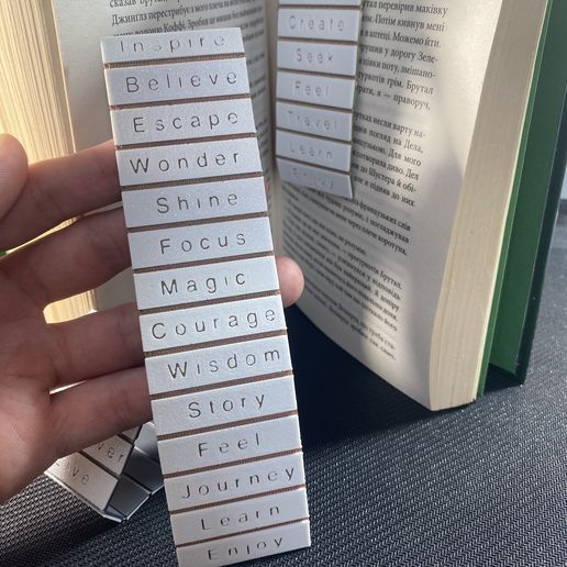 Wordy.jpg **FLEXI 📚 MARCAPÁGINAS ARTICULADO - HERRAMIENTA MÁGICA DE LECTURA ✨**