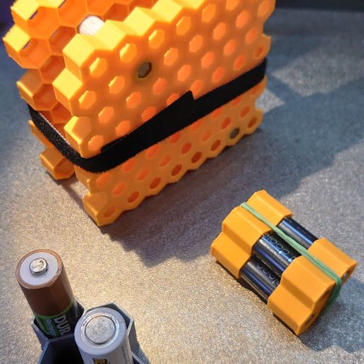 bfff0313-2fdb-4aa1-afe2-457420011e24.jpg Boîte à piles hexagonale AA /AAA