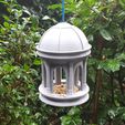 Gazebo Bird Feeder 1.jpg Fichier STL Mangeoire à oiseaux style gazebo・Plan pour imprimante 3D à télécharger