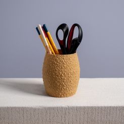 Faceted-pencil-holder-stl-for-vase-mode-3d-printing-by-slimprint.jpg STL-Datei Facettierter Bleistifthalter (dreieckig) für Vase Mode | Slimprint kostenlos・3D-Drucker-Design zum herunterladen