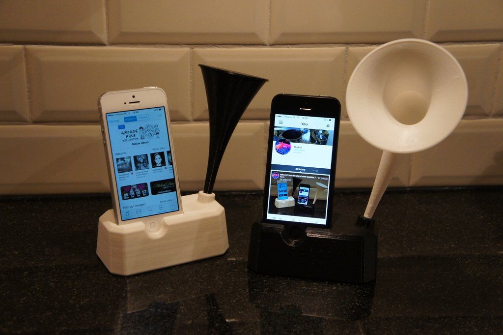 DSC04259_display_large.jpg Free STL file Iphone 4, 4S, 5 and 5S stand with speaker / horn・3D printer design to download, Cerragh