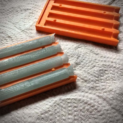 2020-01-03_22-50-00-1.jpg Moho de cera de esprúe