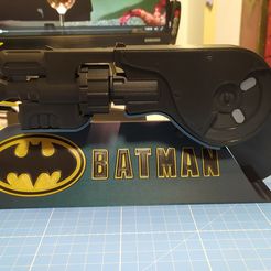 stand-with-gun.jpg Archivo STL Batman 1989 Grapnel gun stand・Plan para descargar y imprimir en 3D