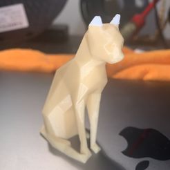 Statuette einer sitzenden Katze low poly