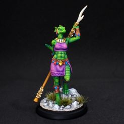Free STL Lizardfolk female warrior V5 32mm pre-supported