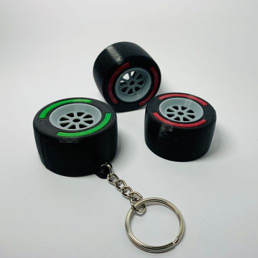 WhatsApp-Image-2023-02-03-at-21.56.31.jpeg F1 Tire Keychain