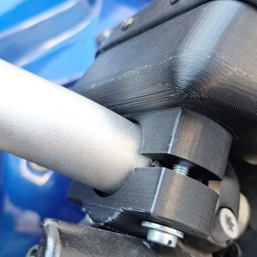 fotodos.jpeg BMW F800GT Boîte de commutation auxiliaire - Panneau de commande au guidon pour feux et accessoires