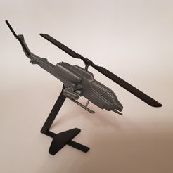 20210201_160845.jpg Archivo 3D Modelo a escala del helicóptero Super Cobra con soporte・Objeto imprimible en 3D para descargar