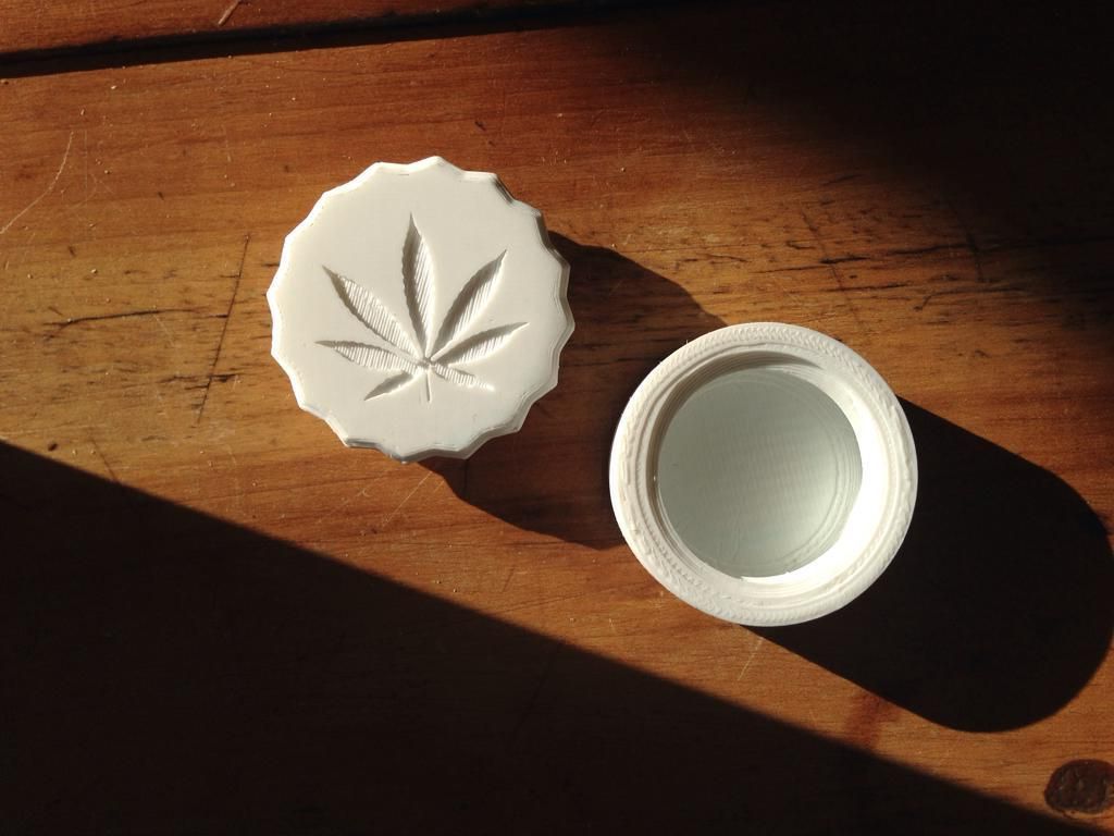 WhatsApp Image 2019-01-07 at 21.19.43(3).jpeg Descargar archivo STL Lata de hojas de cannabis con tapa a rosca • Plan para imprimir en 3D, ernestmocassin