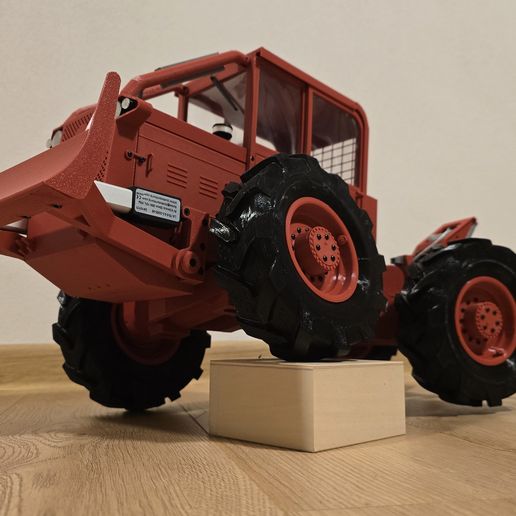 🚜 RC Forest tractor/Skidder (LKT80) 1:10・ 3D File for 3D printing・Cults