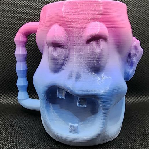 20230928_154719.jpg Soporte para latas con cabeza de zombi