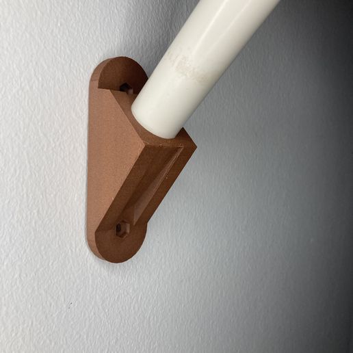 IMG_1540.jpeg Customizable Pipe Wall Mount (STL) - Dimensions ajustables directement dans votre navigateur