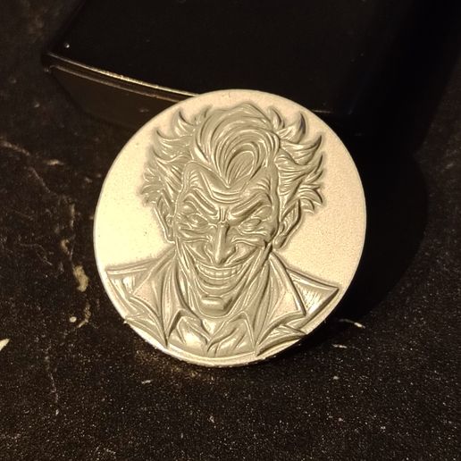 IMG_20251214_165737.jpg Double-sided piece, a joker and a harley quinn