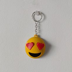 IMG_20200908_153117-01.jpg Heart shaped eyes, in love emoji keychain