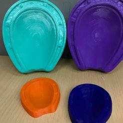 WhatsApp-Image-2023-11-28-at-15.28.01-1.jpeg ashtray in the shape of a horse's horseshoe