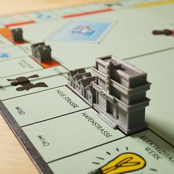 mo1.jpg Hotelhäuser und Kartentablett für Monopoly-Brettspiel