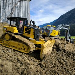 FUNKGESTEUERTE MITTLERE PLANIERRAUPE