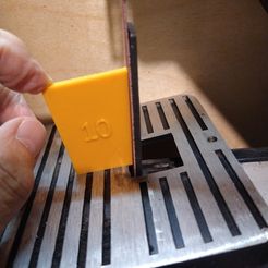 772a709e-c9f3-4862-9ac7-b439952add32.jpg Fichier 3D gratuit Jauges d'angle pour la ponceuse à bande (configurables dans OpenSCAD)・Modèle à télécharger et à imprimer en 3D
