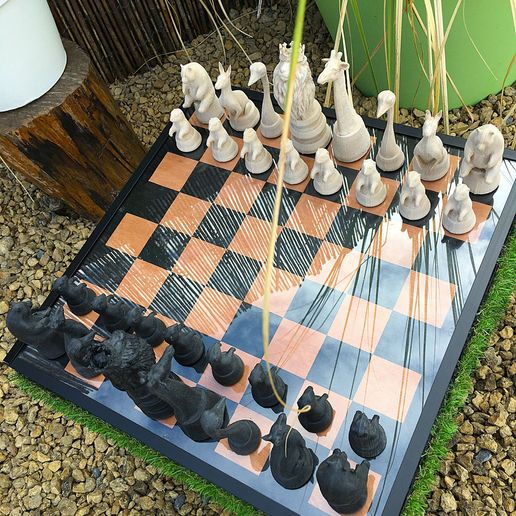 ボードゲーム チェス「MINIATURE ANIMAL CHESS SET」 Miniature Chess Set with Chess Pieces Metal 1:12 Scale (Non