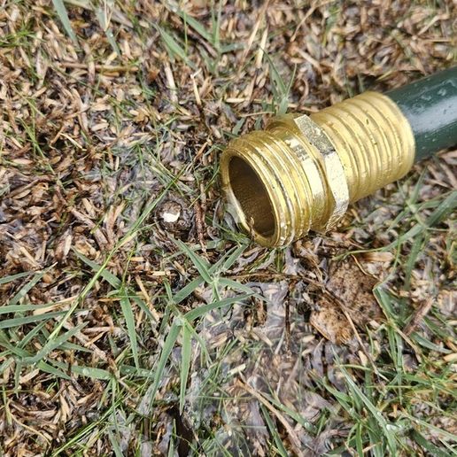 20251115_150107.jpg Regenrinne auf Gartenschlauchadapter remix