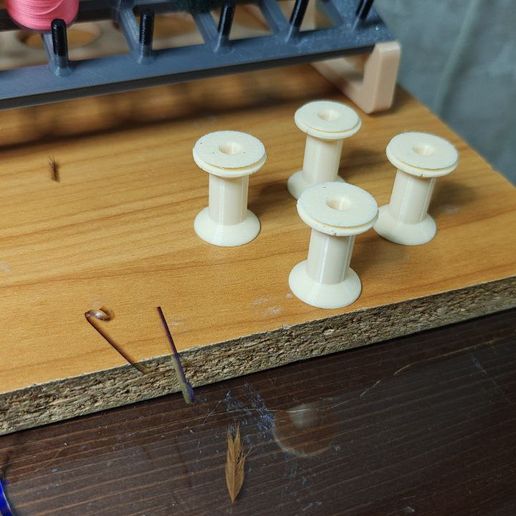 Thread reel with thread lock