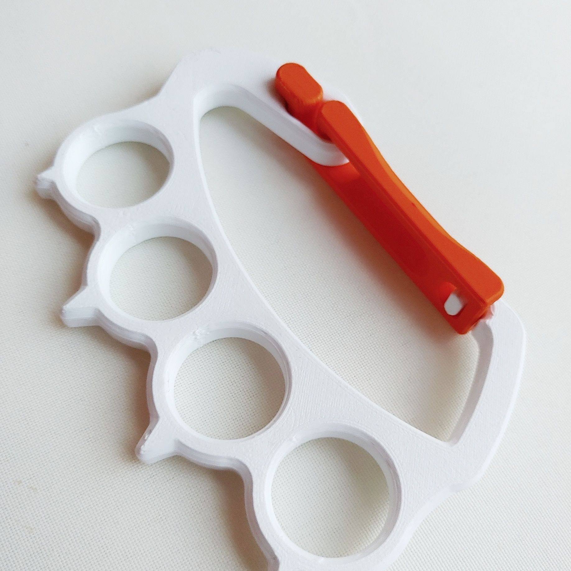 STL file Keychain brass knuckle carabiner・3D printer model to download