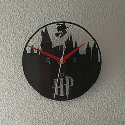 IMG_20210407_113908.cercapg.jpg Harry Potter watch with logo and Hogwarts castle figure