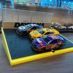 photo_2022-04-11_10-45-35.jpg Archivo STL gratis Expositor triple 1/64 Nascar Daytona Oval・Modelo imprimible en 3D para descargar