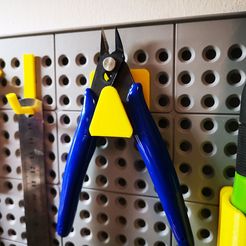 2021-09-06_10.26.41.jpg Pliers and shears holder for Keter Pegboard