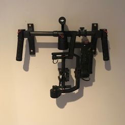 IMG_4804.jpg Archivo 3D gratis Soporte de pared para Ronin M/Gimbal・Plan para descargar y imprimir en 3D