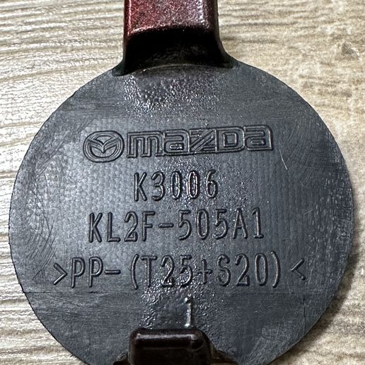 IMG_0822.jpg Mazda CX-5 KF Задний бампер Винт Крышка OEM KL2F505A1 Отсканированные