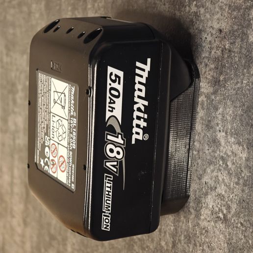 0-02-05-5353677e9d218031573712547a074f6e3fc2a37b861c6c0f7fa0fe45f5dff12e_2e053f6f9ce2e093.jpg Porte-batterie Makita LXT