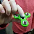 0-02-05-e3e433a5a07ff60140fd22a7c35906659a0cb2cf55357813f138e55fe8296f81_full.jpg Fidget toy-bearing spinner 4 small hands