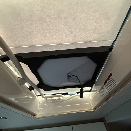 IMG_6753.jpeg Starlink Mini Skylight-Halterung für Leisure Travel Vans (LTV) und andere Wohnmobile, die das Dometic Midi Heki Dachfenster verwenden